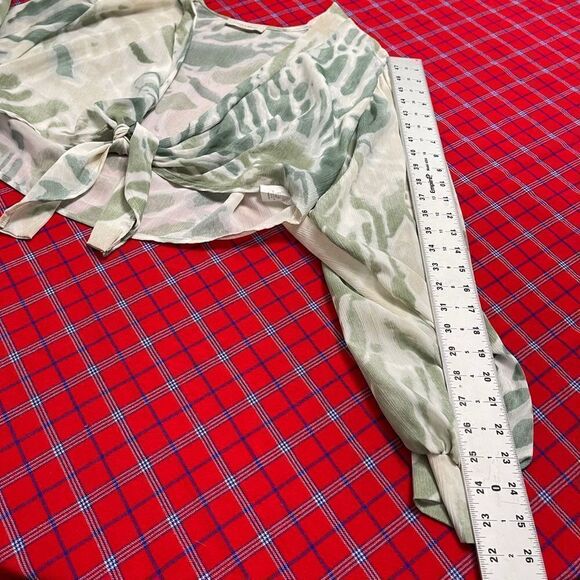 Saints & Hearts Green White Tie Front Top Shrug Size Medium - Picture 6 of 8